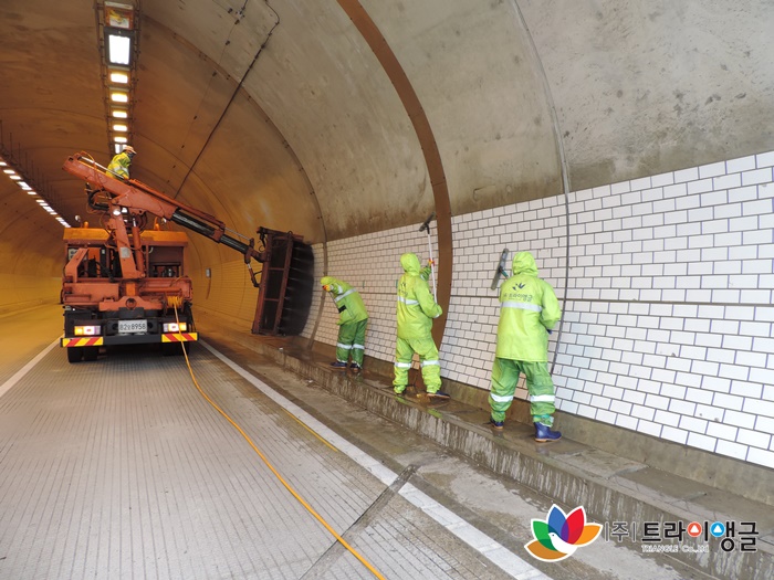 fad37a9aa2116a4006286d4fbaa204b2_1497517