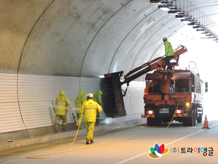 fad37a9aa2116a4006286d4fbaa204b2_1497517