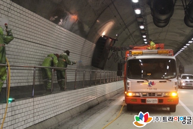 e44eeb68d54b4c7a085f8f8477a57bfe_1502692