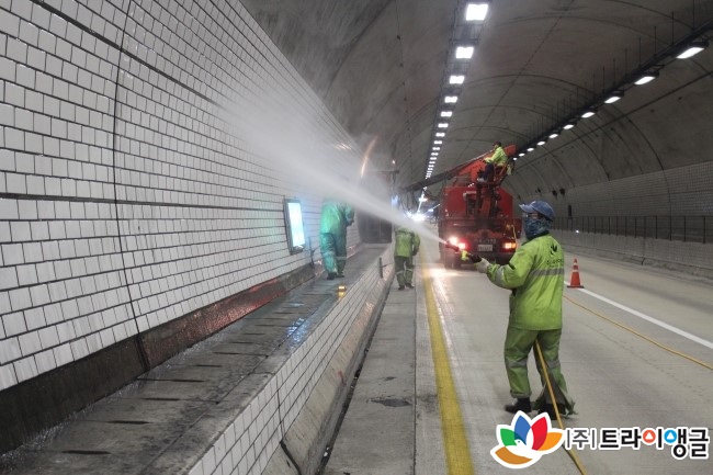 e44eeb68d54b4c7a085f8f8477a57bfe_1502692