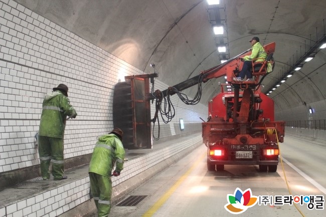 e44eeb68d54b4c7a085f8f8477a57bfe_1502692