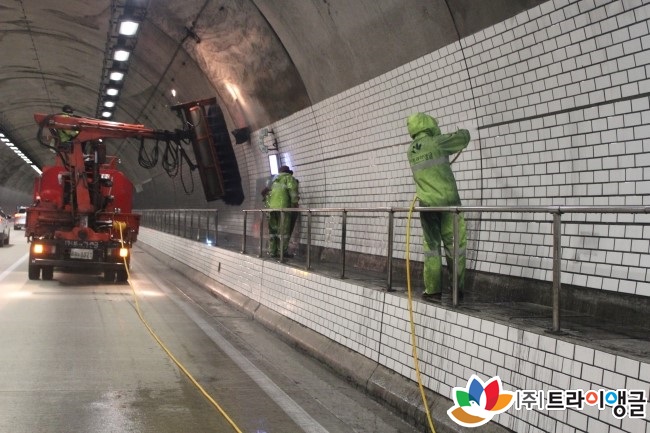 e44eeb68d54b4c7a085f8f8477a57bfe_1502692