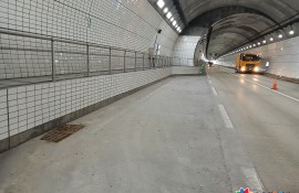 국토부 터널 노면 세척작업